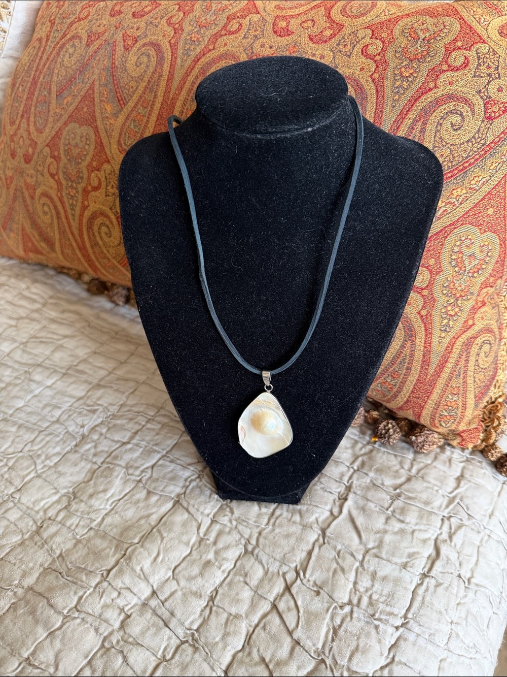 Baroque Style fresh water Pearl pendant on black leather cord - Picture 4 of 6